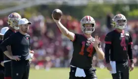 Entrenan Niners con cuatro QB
