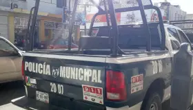 Roban en negocio, hacen boquete para entrar