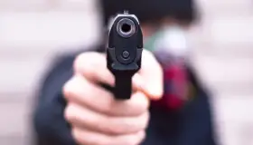 Despojan a mujer de su vehículo a punta de pistola