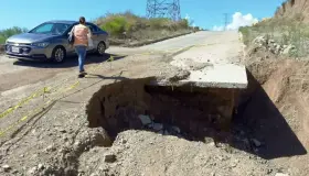 Trabajan en problema de deslave en acceso a Monarca
