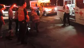 Atropella taxista a mujer mayor; está grave en el hospital