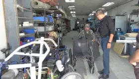 Entregan sillas de ruedas a tribu Pascua Yaqui