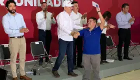 Entrega gobernador becas a estudiantes en Cajeme