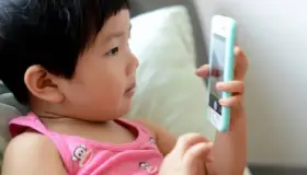 Va China por límite de uso de celulares en niños