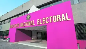 Acusa AMLO que el INE y el Tribunal Electoral están vendidos y alquilados