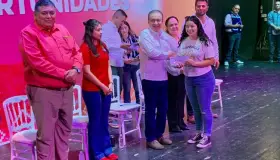 Sigue entrega de becas del gobierno, ahora fue en Guaymas y Empalme