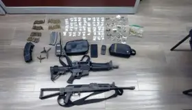 Aseguran en Caborca a dos personas, un vehículo, armas y drogas