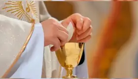 Hacen boquete en iglesia y se llevan múltiples accesorios del altar