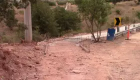 Sorprenden a estudiantes construcción de banqueta en acceso a la Unison