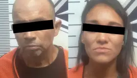 Arrestan a pareja en intento de robo de auto