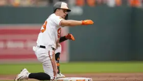 Orioles ganan y evitan limpia