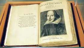 Shakespeare promueve “contenido explícito”, acusan escuelas de Florida