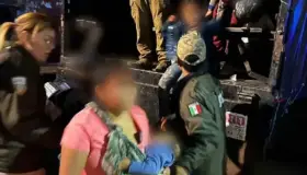 Rescatan a 230 migrantes escondidos en tráiler en Puebla