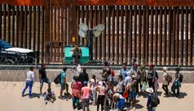 Convoca AMLO a reunión por repunte en migración