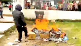 Incineran libros de texto en Chiapas