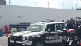 Le llenan el tanque de gasolina y se da a la fuga