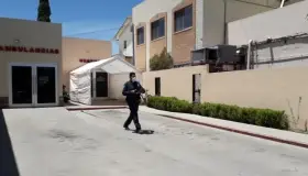 Amagan a hombre afuera de su casa