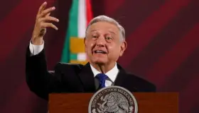 Arremete AMLO contra Abbott y DeSantis