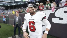 Mayfield gana puesto titular