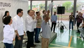 Entrega Gobernador escrituras
