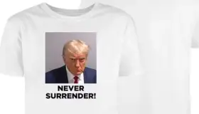 Ya venden productos con foto policial de Trump para campaña