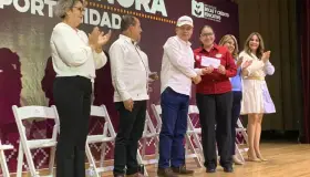 Entrega gobernador más de 900 becas en Agua Prieta