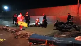 Grave motociclista después de impactarse sobre montículo de tierra