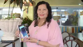 Recibe autora producción de su libro Sin Señal