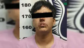 Se impacta conductor ebrio contra barda y poste