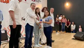 Entrega gobernador más de mil becas en Caborca