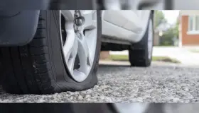 Ocasiona mujer daños a vehículo por cuidar estacionamiento