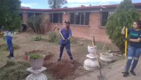 Mantiene Ecobarrio limpieza y reforestación en Asilo de Ancianos