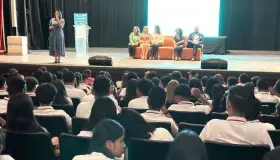 Ofrecen conferencia a jóvenes; van contra las adicciones