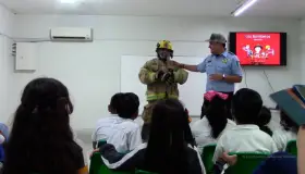 Imparten pláticas de prevención bomberos en escuela primaria