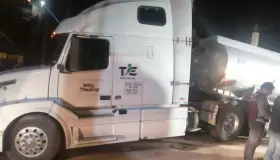 Provoca movimiento de emergencia camión por derrame de diésel