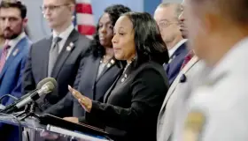 Tras ofensas racistas piden protección para jurado del caso Trump en Georgia