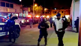 Golpean a joven con bate delante de su pareja