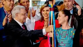 Entrega bastón de mando AMLO a Claudia frente a simpatizantes