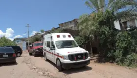 Fallece hombre de la tercera edad en camión; autoridades investigan