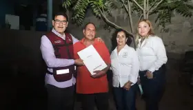 Entrega Alcalde escrituras a familias de la colonia solidaridad