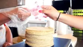 Supera los 30 pesos por kilo el precio de la tortilla de maíz en México