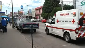 Cae anuncio sobre mujer y la golpea en la cabeza; empresa se niega a pagar