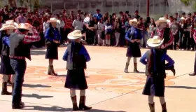 Presentan alumnos del Cobach II bailes folklóricos