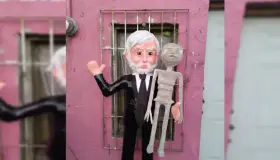 Sale piñata de Jaime Maussan junto con cuerpo no humano