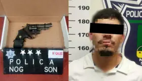 Detienen a taxista armado