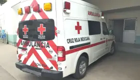 Hieren de gravedad a tablazos a hombre tras reclamo