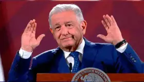 Acata AMLO orden del INE y proyecta cortinilla en La Mañanera