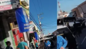 Impacta camión contra comercios y vehículos