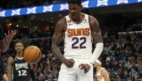 Ayton se va de los Soles