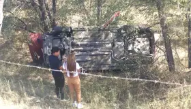 Protagonizan jóvenes aparatoso accidente vehicular